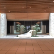 陽光の注ぐエントランス/東京都